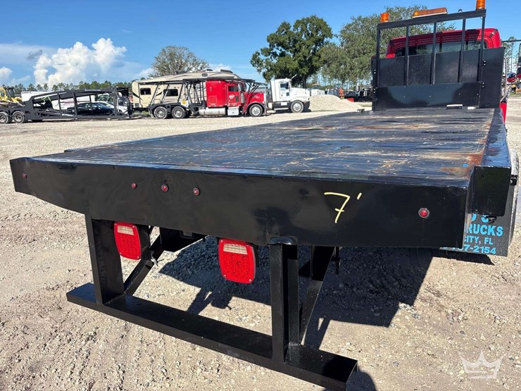 2018-freightliner-m2-106-image-21