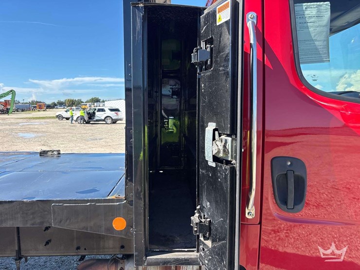 2018-freightliner-m2-106-image-23