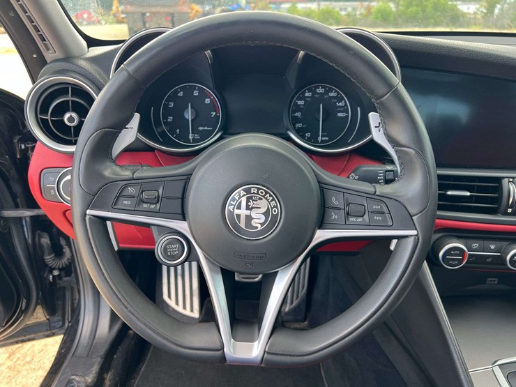 2019-alfa-romeo-giulia-4-door-sedan-(105,950-miles)-image-12