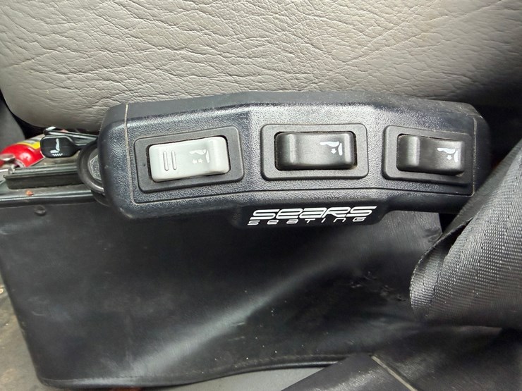 2010-freightliner-m2-106-image-75