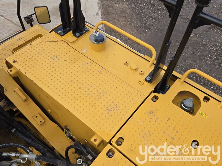 2020-caterpillar-352-image-78