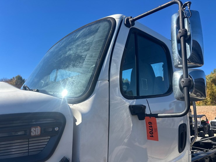 2015-freightliner-114sd-image-13