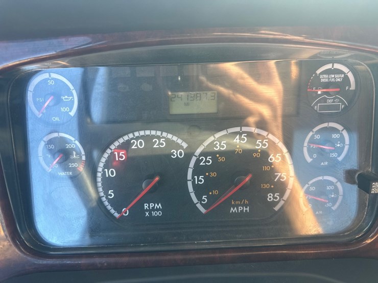 2015-freightliner-114sd-image-31