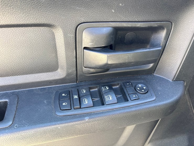 2019-ram-1500-classic-image-45