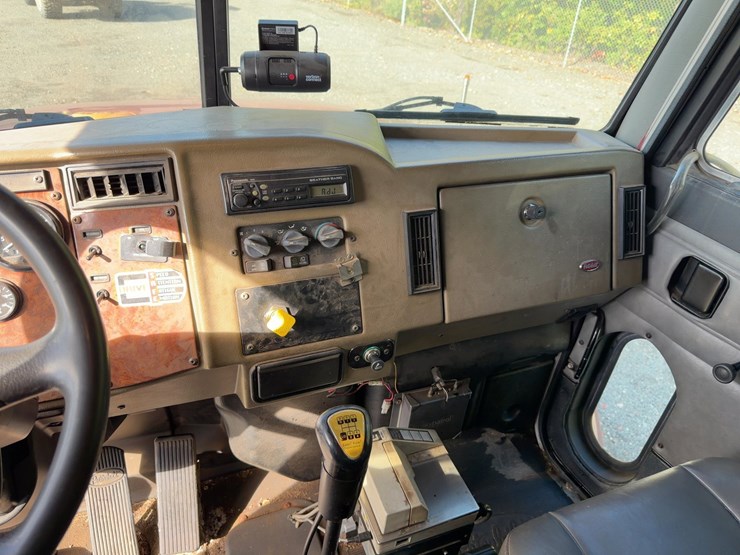 2001-peterbilt-330-image-24