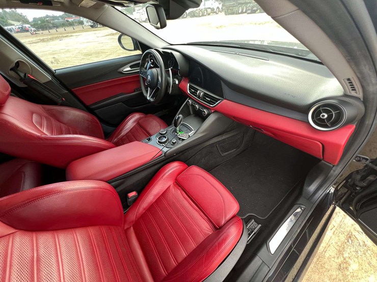 2019-alfa-romeo-giulia-4-door-sedan-(105,950-miles)-image-19