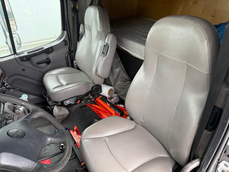 2010-freightliner-m2-106-image-48