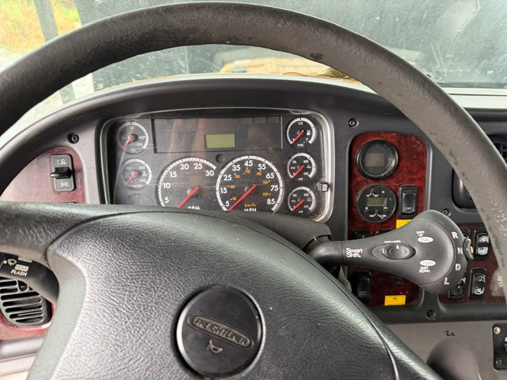 2010-freightliner-m2-106-image-54