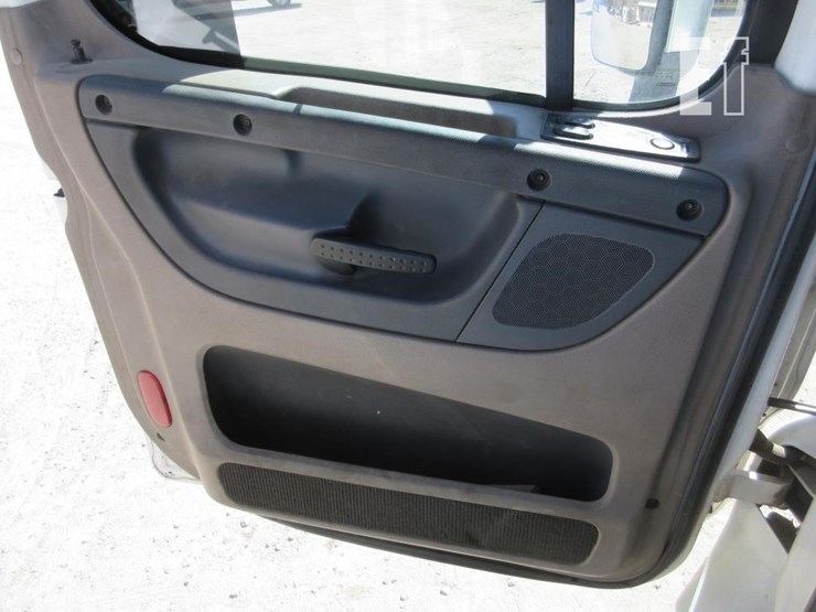 2013-freightliner-cascadia-125-image-16