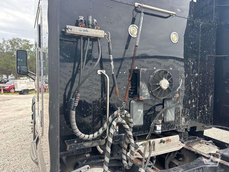 2016-peterbilt-579-image-18