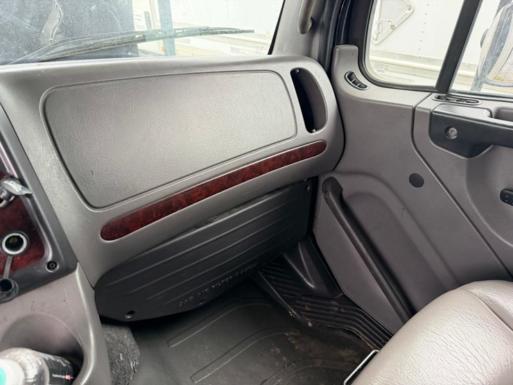 2010-freightliner-m2-106-image-51