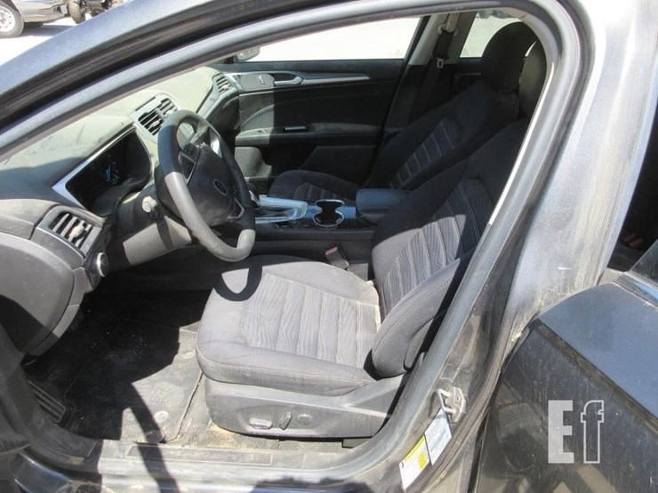 2016-ford-fusion-se-image-6