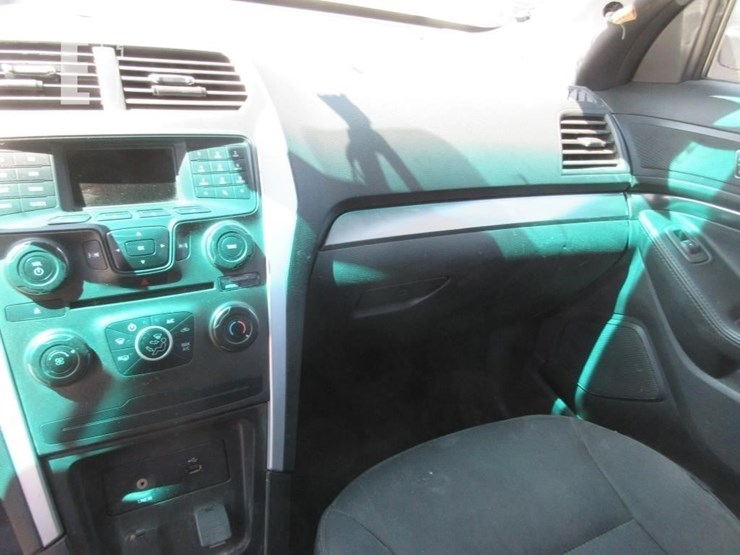 2015-ford-explorer-image-8