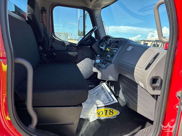 2018-freightliner-m2-106-image-25