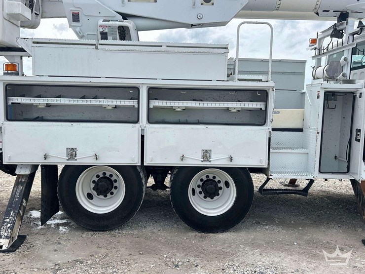 2015-freightliner-m2-106-image-25