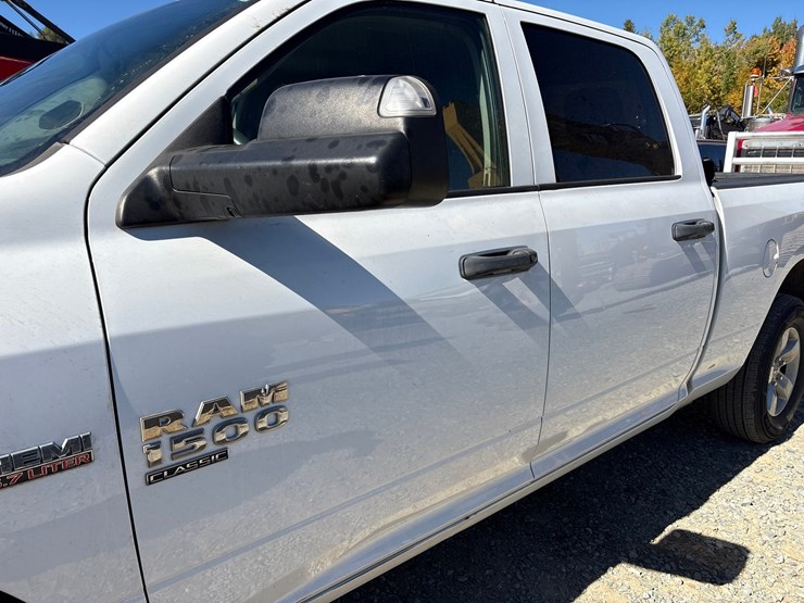 2019-ram-1500-classic-image-12