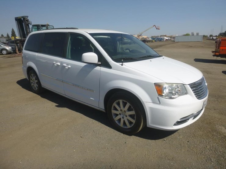 2016-chrysler-town-&-country-image-2