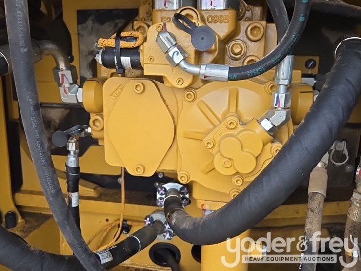 2020-caterpillar-352-image-47