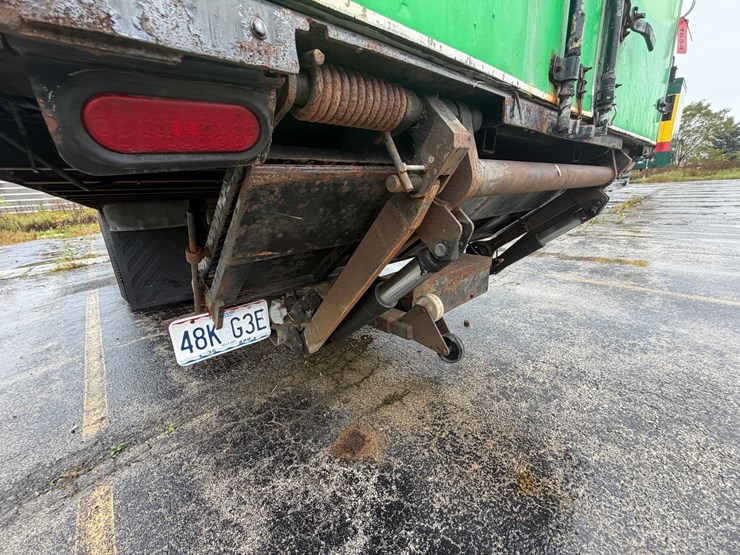 2010-freightliner-m2-106-image-35