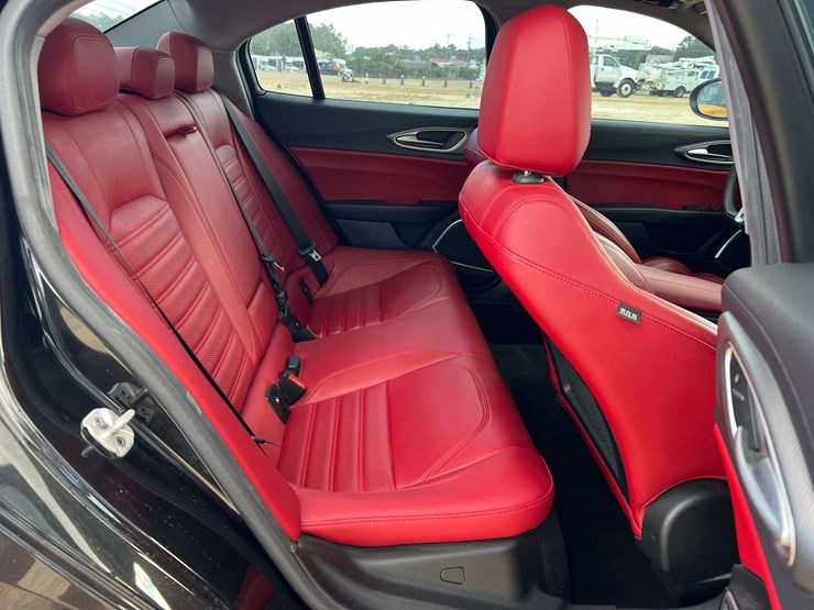 2019-alfa-romeo-giulia-4-door-sedan-(105,950-miles)-image-17