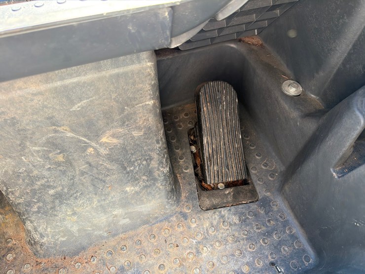 2018-deere-323d-image-55