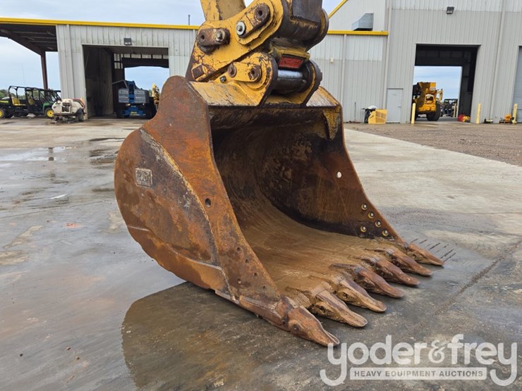2020-caterpillar-352-image-24