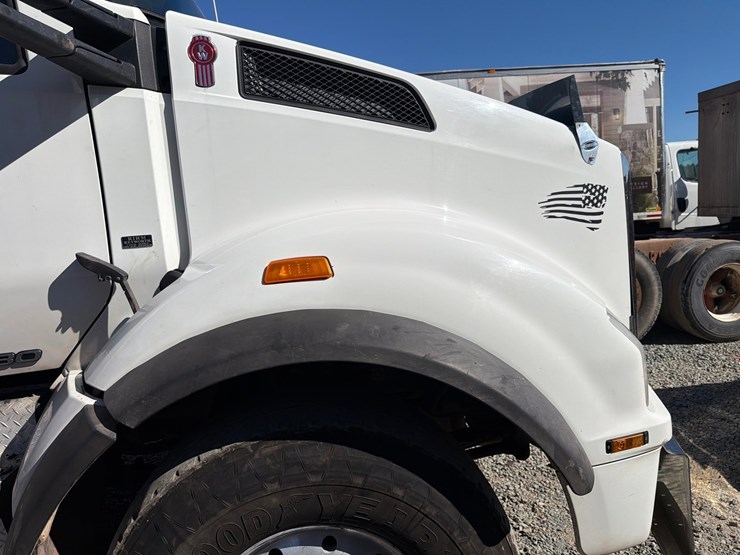 2016-kenworth-t880-image-44