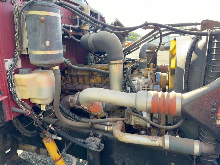2001-peterbilt-330-image-11