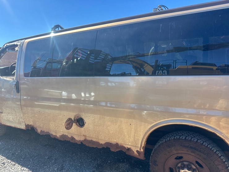 2005-chevrolet-express-3500-image-18