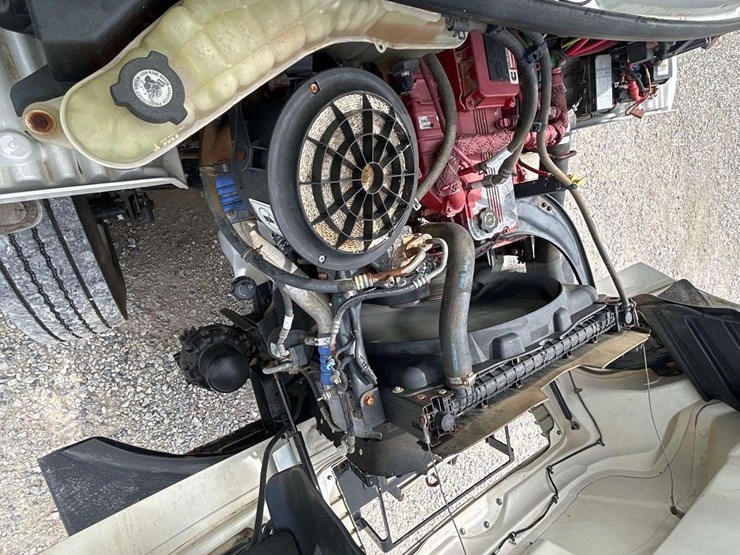 2015-freightliner-m2-106-image-8