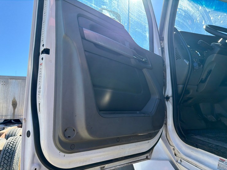 2016-kenworth-t880-image-63