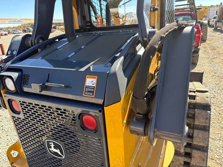 2018-deere-323d-image-24