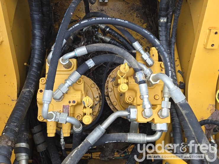 2020-caterpillar-352-image-57