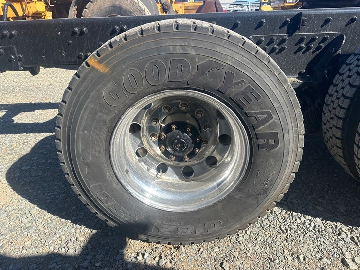 2015-freightliner-114sd-image-55