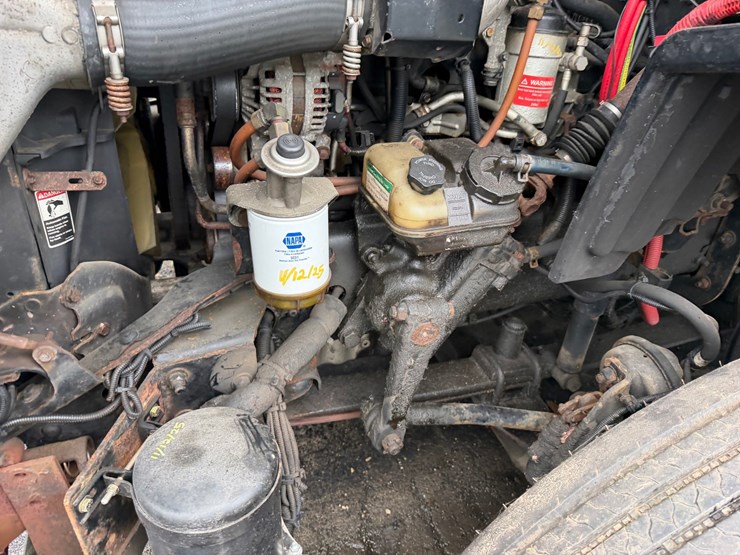 2010-freightliner-m2-106-image-58