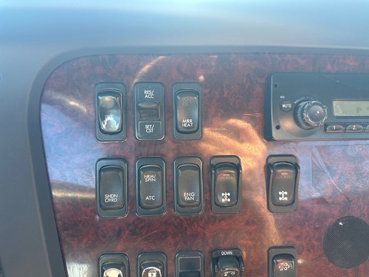 2015-freightliner-114sd-image-32
