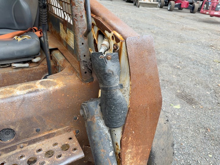 2009-bobcat-s220-image-10