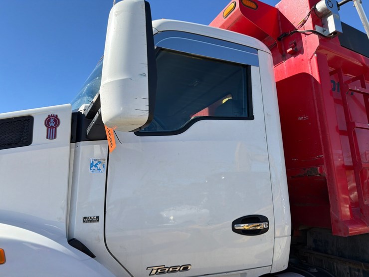 2016-kenworth-t880-image-11