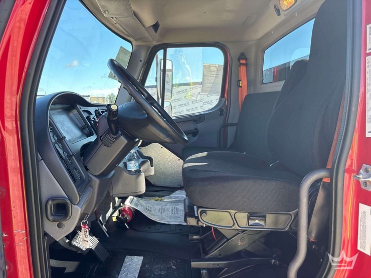 2018-freightliner-m2-106-image-16