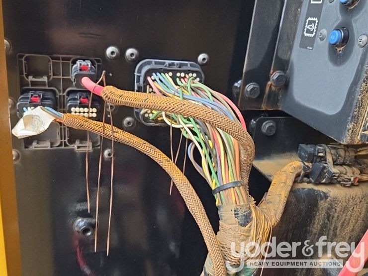2020-caterpillar-352-image-36