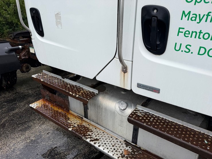 2006-freightliner-m2-106-image-25