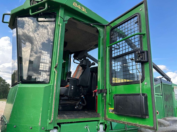 2017-deere-843l-image-7
