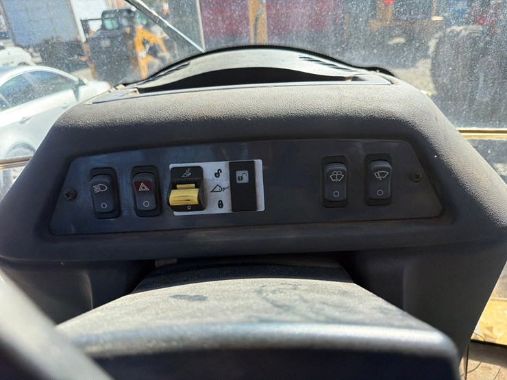 2005-deere-310sg-image-63
