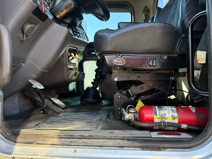 2019-peterbilt-367-image-54