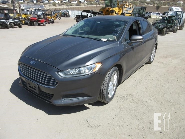 2016-ford-fusion-se-image-1
