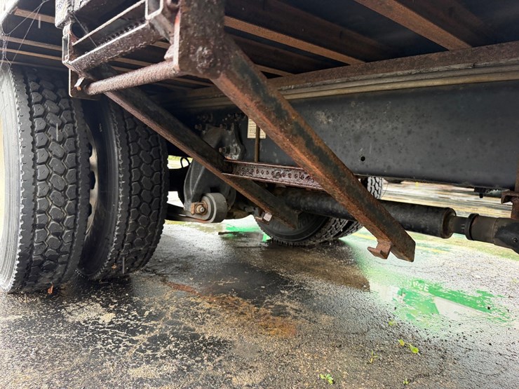 2010-freightliner-m2-106-image-43