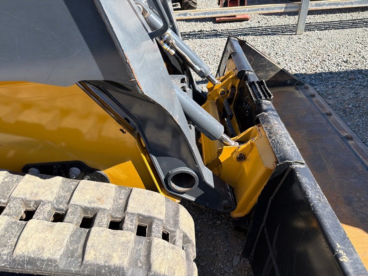 2018-deere-323d-image-34