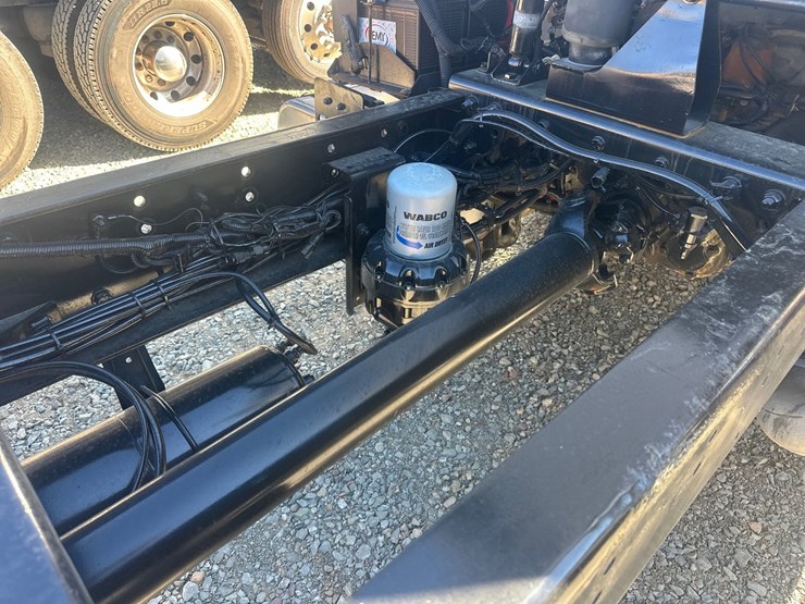 2015-freightliner-114sd-image-25