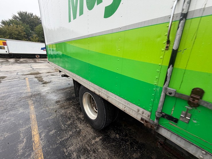 2010-freightliner-m2-106-image-27