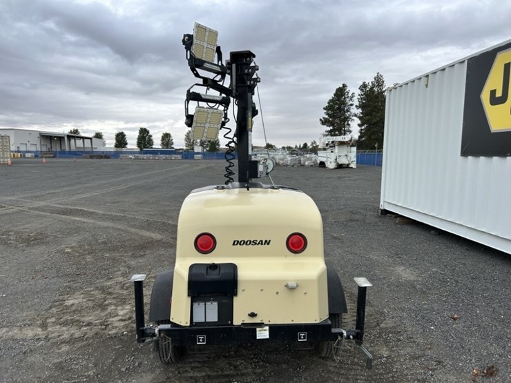 2021-doosan-6kw-towable-light-tower-image-4